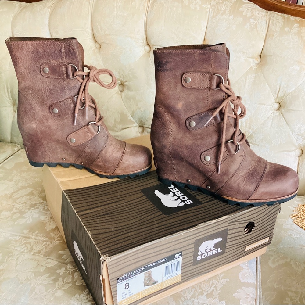 8 EUC Sorel waterproof brown leather Joan of Arctic wedge boots COMBAT